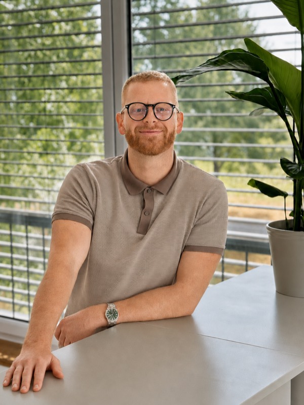 Eugen Graf, pädagogische Leitung von ALMA, an einem Tisch im Büro